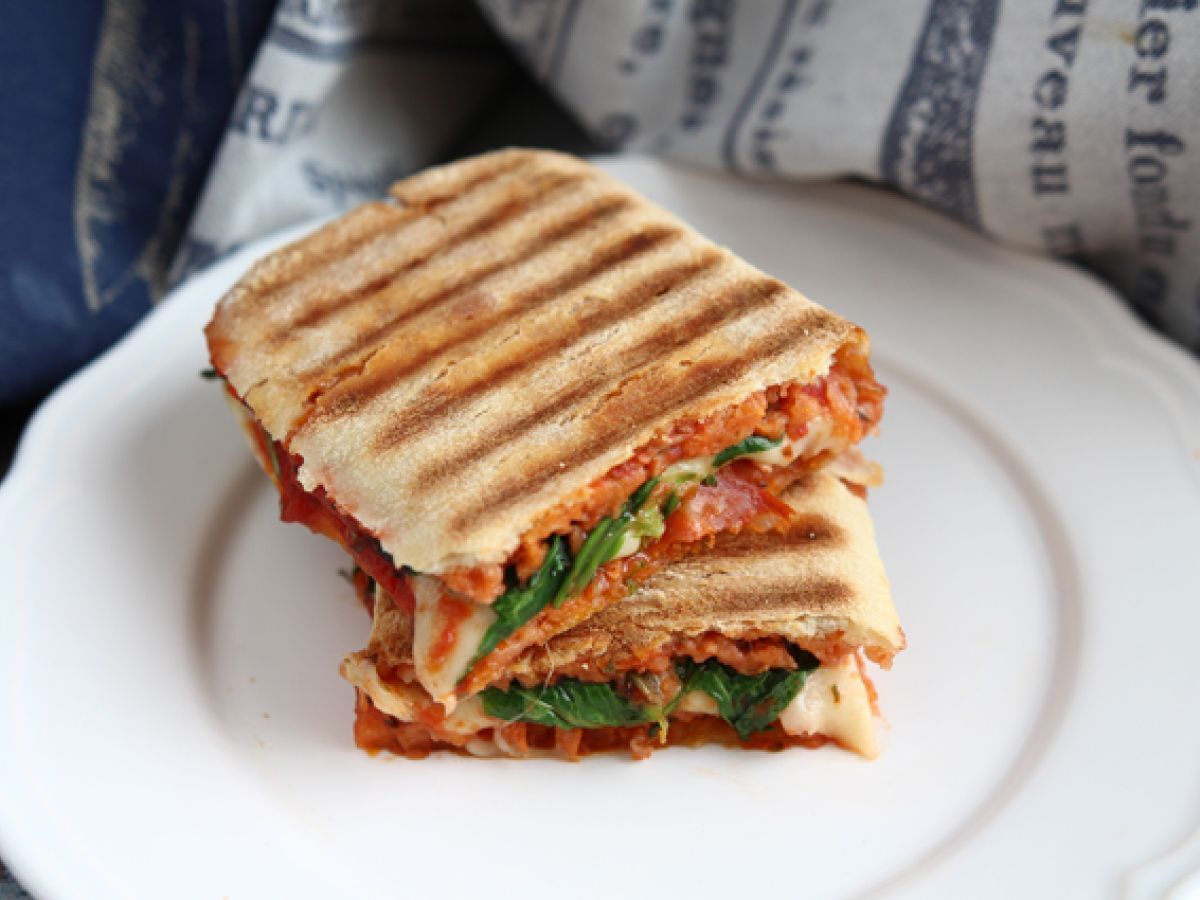 Panini z chorizo i serem Emmental