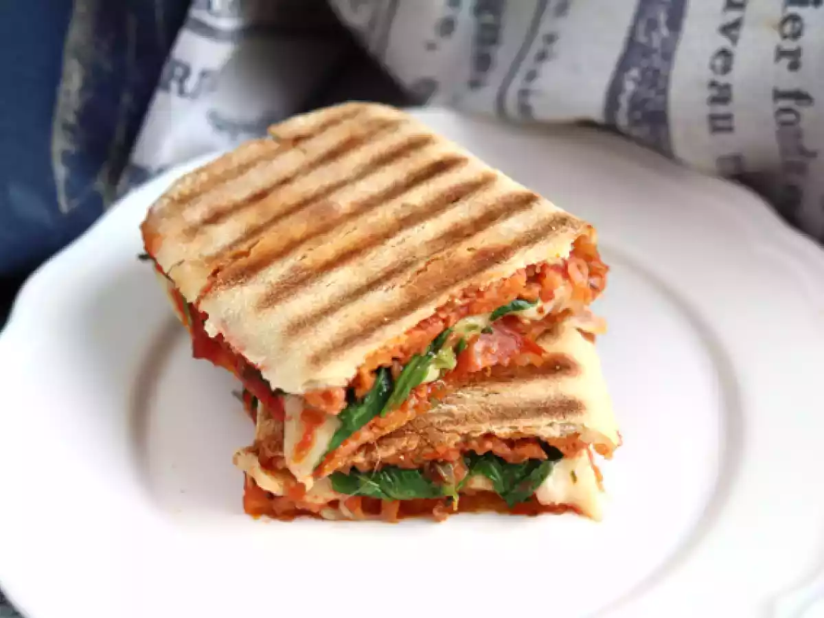 Panini z chorizo i serem Emmental