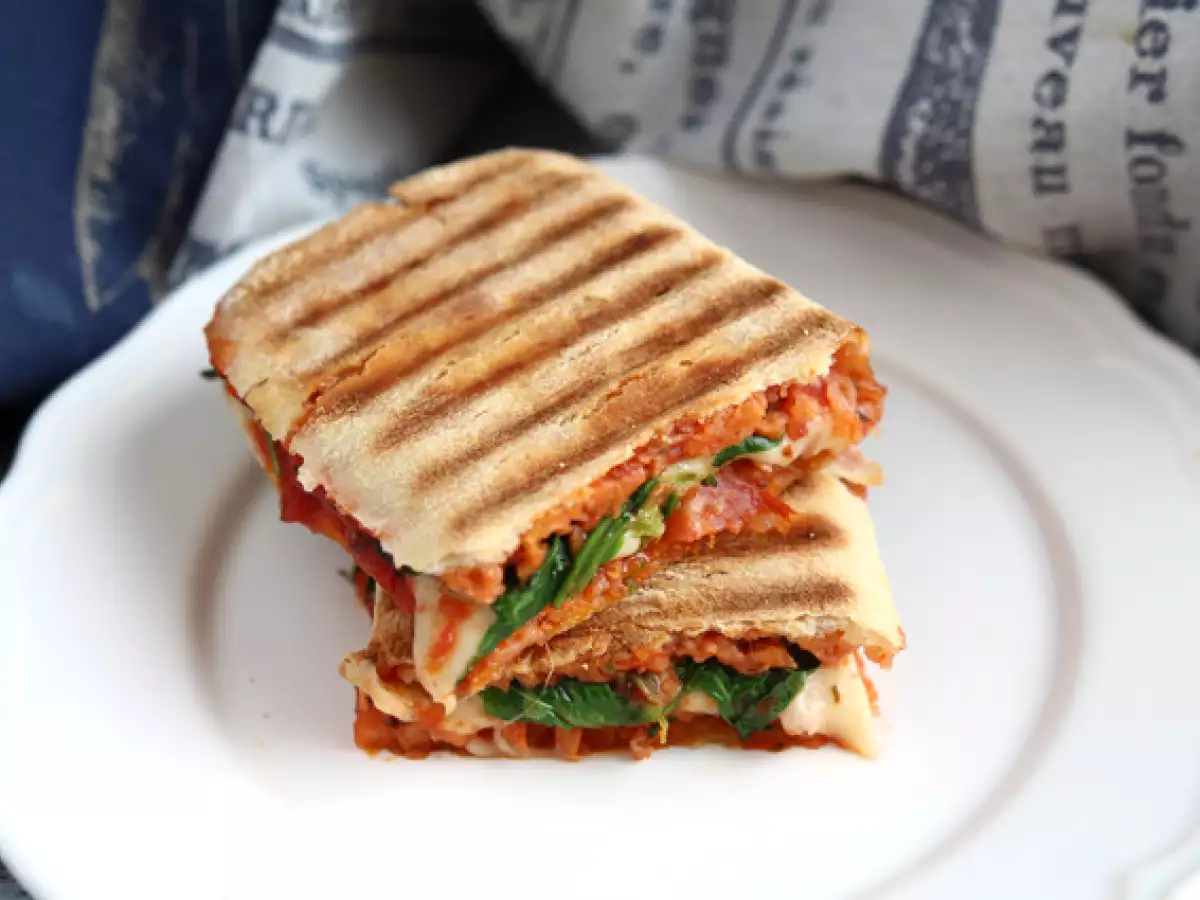 Panini z chorizo i serem emmentaler