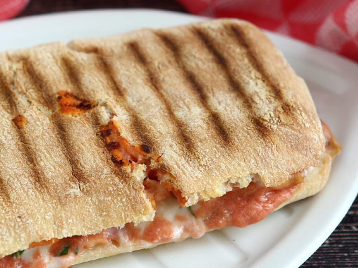 Panini z łososiem, mozzarellą i koperkiem - zdjęcie 2