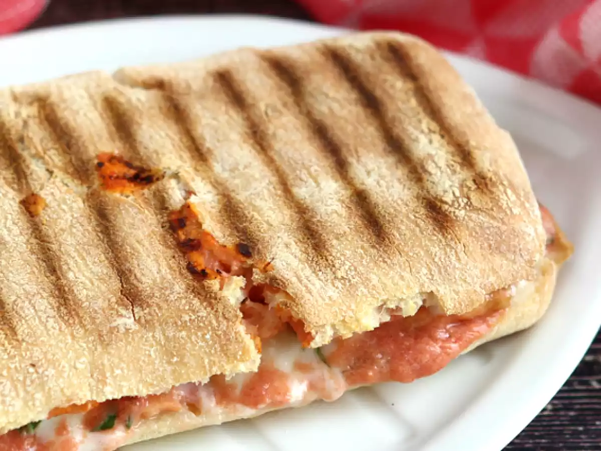 Panini z łososiem, mozzarellą i koperkiem - zdjęcie 2