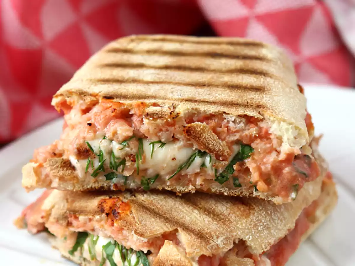 Panini z łososiem, mozzarellą i koperkiem - zdjęcie 3