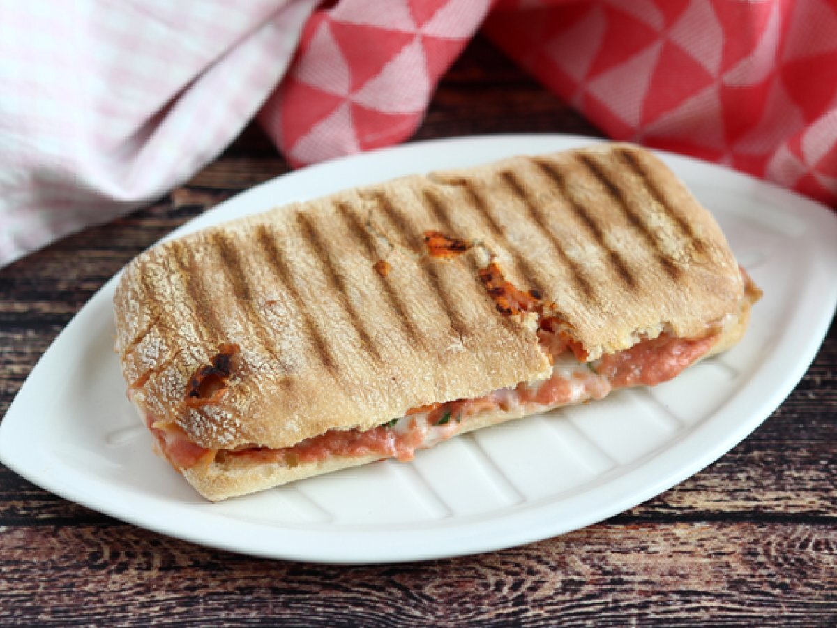Panini z łososiem, mozzarellą i koperkiem - zdjęcie 4