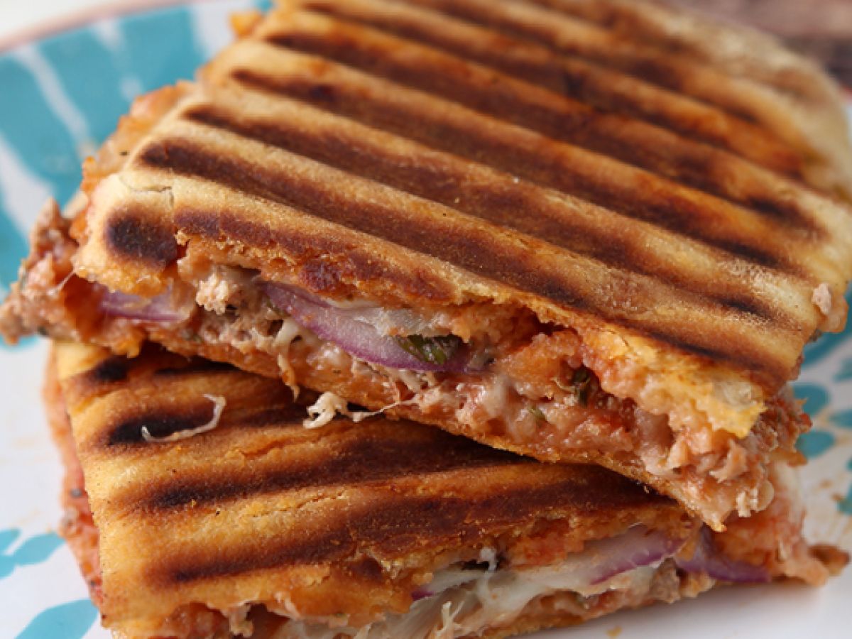 Panini z tuńczykiem, pomidorami i kaparami - zdjęcie 3