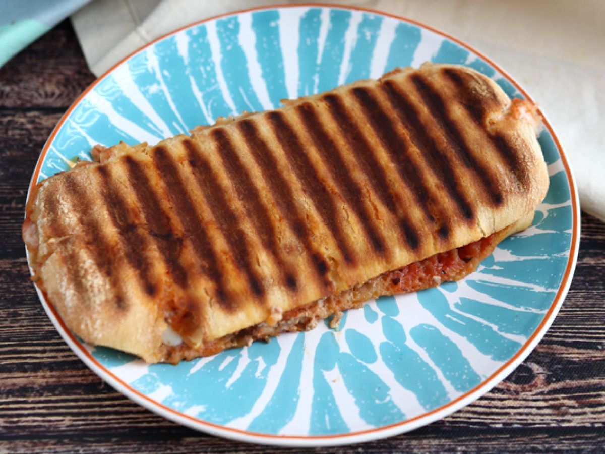 Panini z tuńczykiem, pomidorami i kaparami - zdjęcie 4
