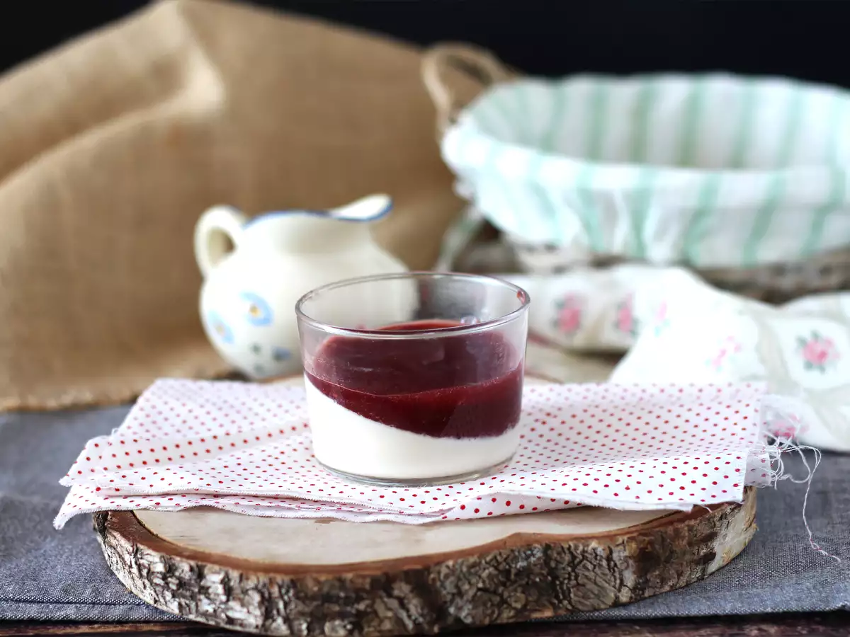 Panna cotta z coulis z owoców leśnych