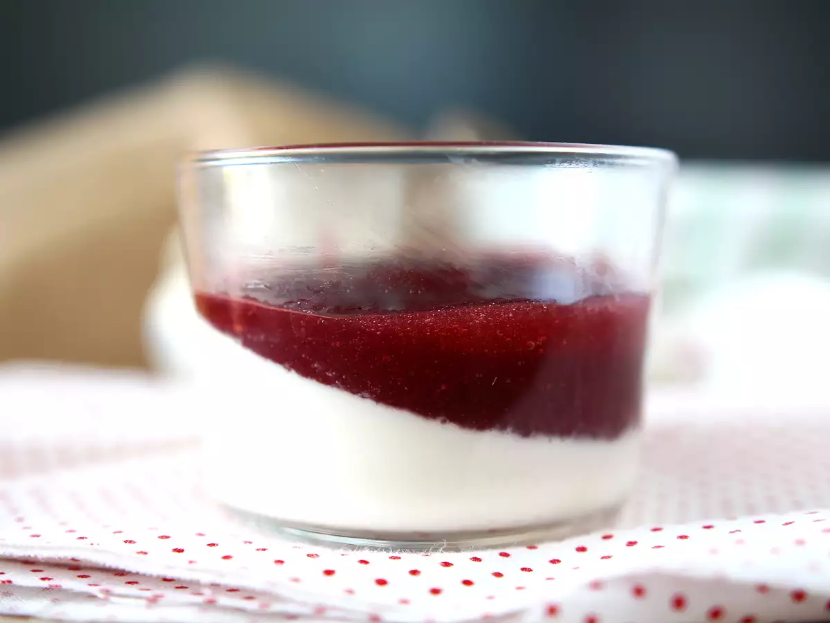 Panna cotta z coulis z owoców leśnych - zdjęcie 2