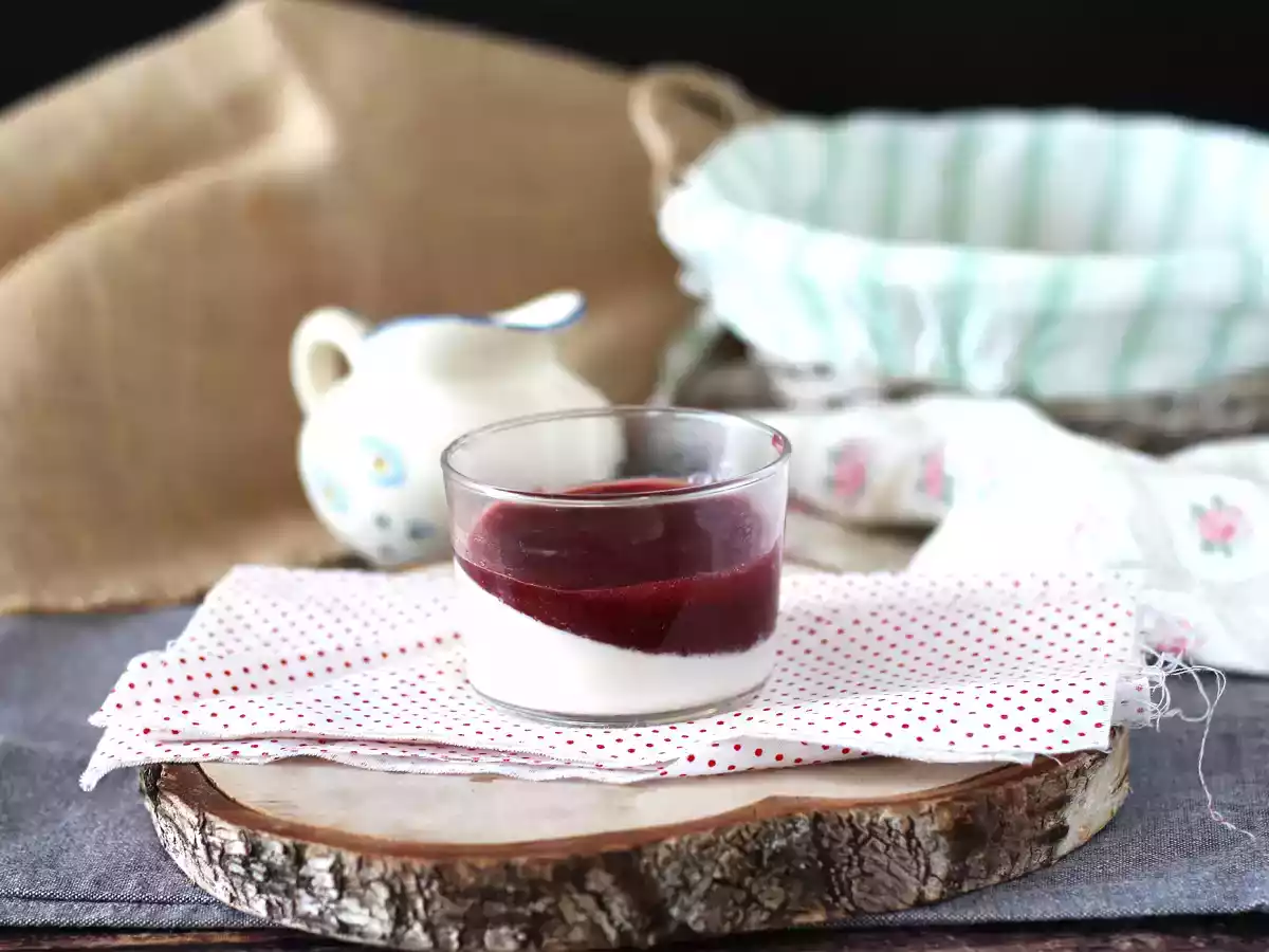 Panna cotta z sosem jagodowym