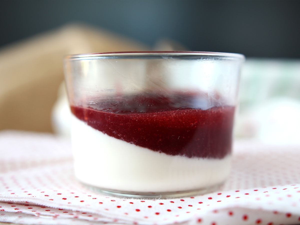 Panna cotta z sosem jagodowym - zdjęcie 2