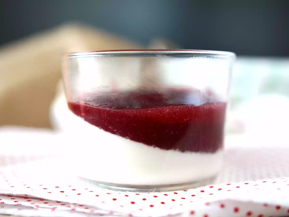 Panna cotta z sosem jagodowym - zdjęcie 2