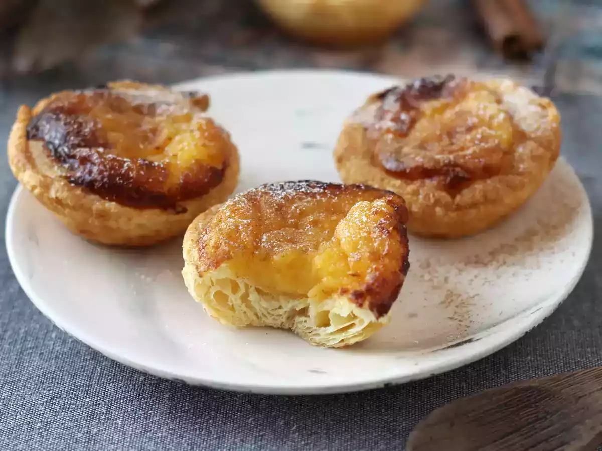 Pastéis de nata we frytkownicy powietrznej. Szybki i łatwy przepis na tradycyjne portugalskie słodycze.