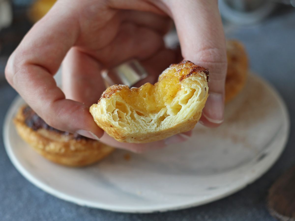 Pastéis de nata we frytkownicy powietrznej. Szybki i łatwy przepis na tradycyjne portugalskie słodycze. - zdjęcie 3