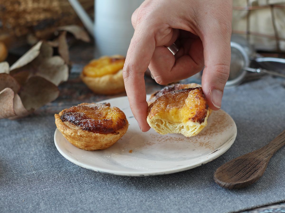 Pastéis de nata we frytkownicy powietrznej. Szybki i łatwy przepis na tradycyjne portugalskie słodycze. - zdjęcie 7