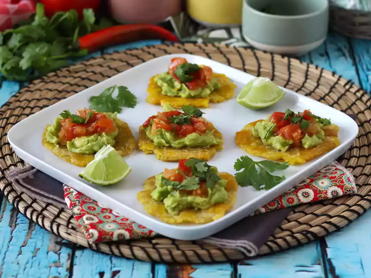 Patacones, kolumbijskie tosty z babki lancetowatej z guacamole i pomidorami - zdjęcie 2