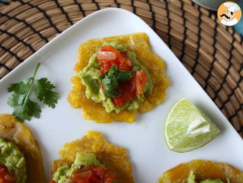 Patacones, kolumbijskie tosty z babki lancetowatej z guacamole i pomidorami - zdjęcie 3
