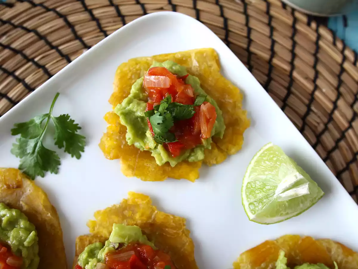Patacones, kolumbijskie tosty z babki lancetowatej z guacamole i pomidorami - zdjęcie 3