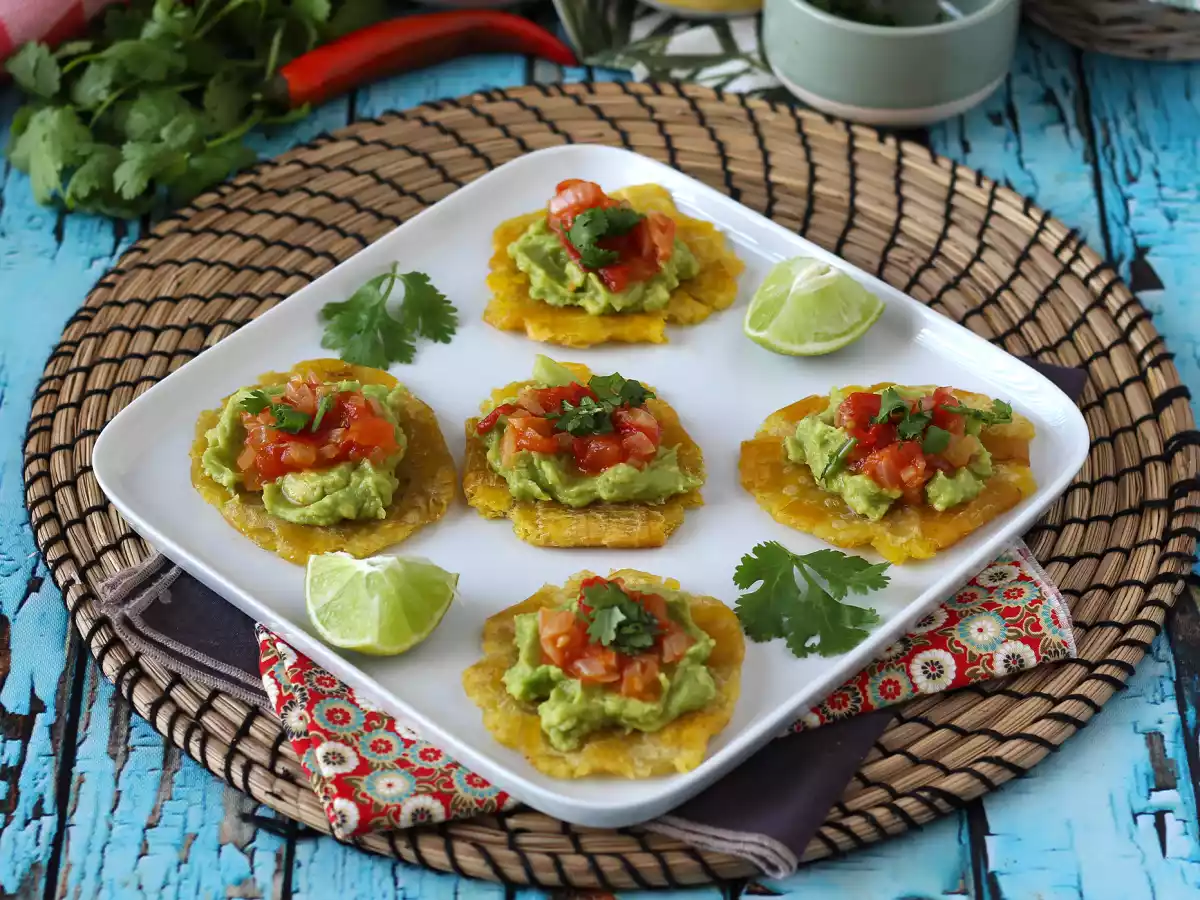 Patacones, kolumbijskie tosty z babki lancetowatej z guacamole i pomidorami - zdjęcie 4