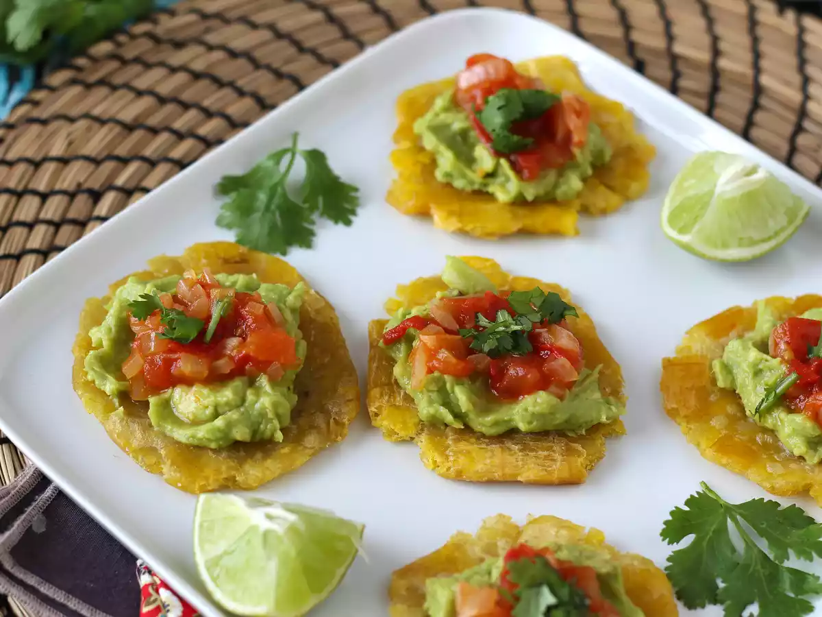 Patacones, kolumbijskie tosty z babki lancetowatej z guacamole i pomidorami - zdjęcie 5
