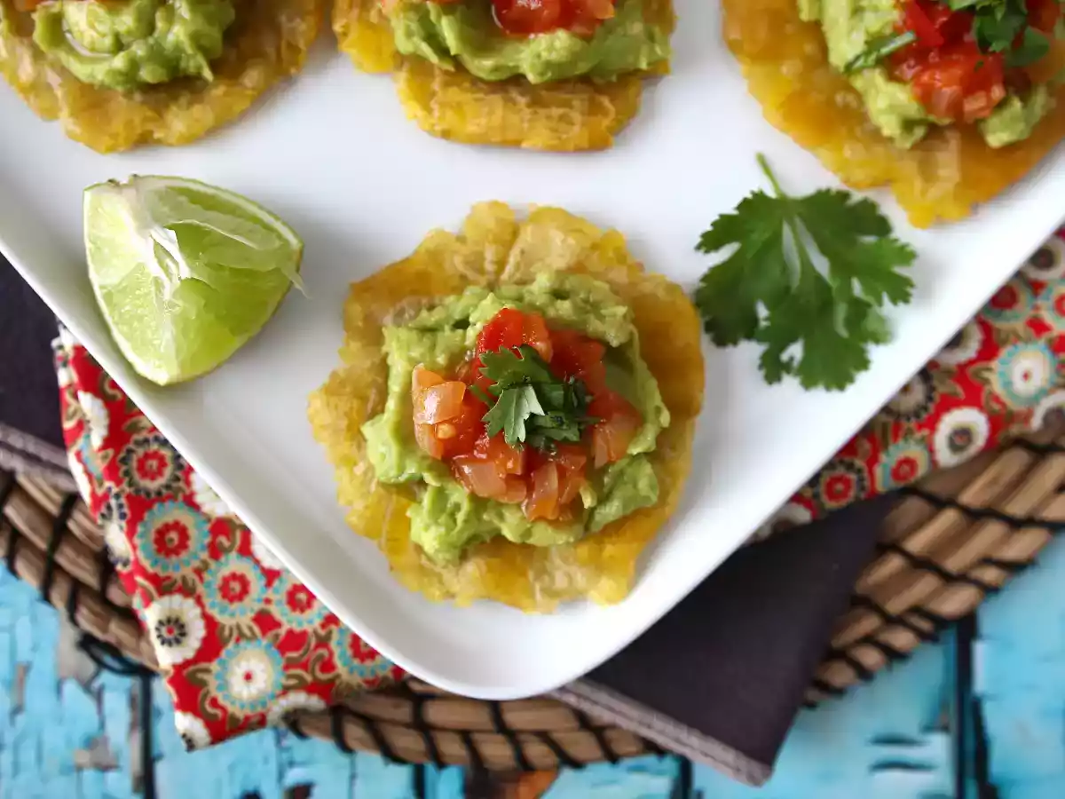 Patacones, kolumbijskie tosty z babki lancetowatej z guacamole i pomidorami - zdjęcie 6