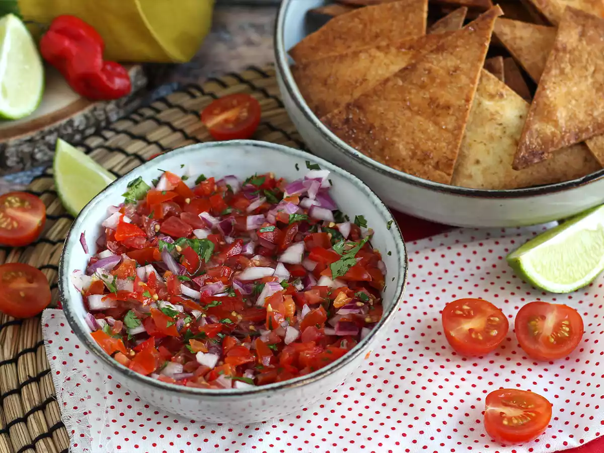 Pico de gallo i domowe chipsy tortilla