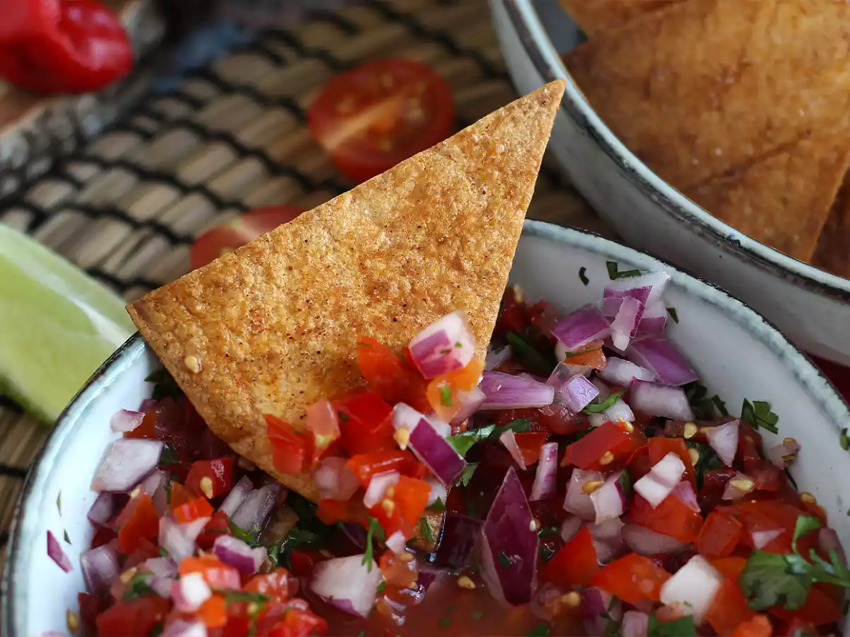 Pico de gallo i domowe chipsy tortilla - zdjęcie 4
