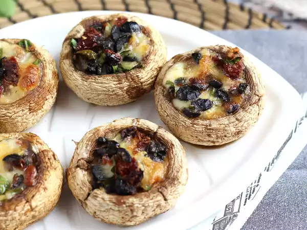 Przepis Pieczarki faszerowane i pieczone (świetny pomysł na aperitif)