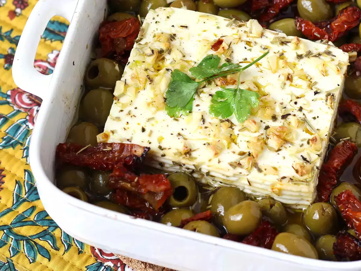 Pieczona feta z suszonymi pomidorami i oliwkami, styl śródziemnomorski - zdjęcie 2