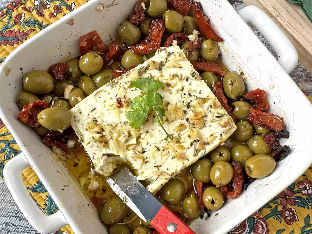 Pieczona feta z suszonymi pomidorami i oliwkami, styl śródziemnomorski - zdjęcie 3