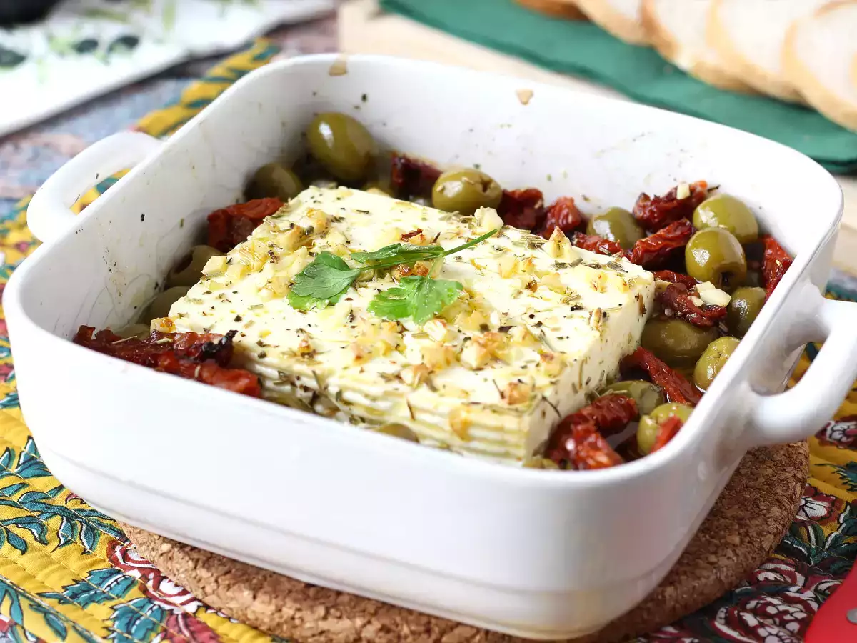 Pieczona feta z suszonymi pomidorami i oliwkami, styl śródziemnomorski - zdjęcie 4