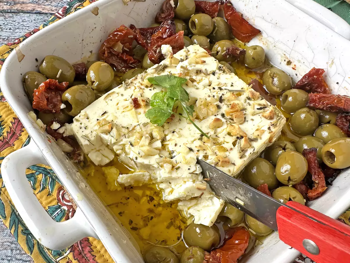 Pieczona feta z suszonymi pomidorami i oliwkami, styl śródziemnomorski - zdjęcie 5