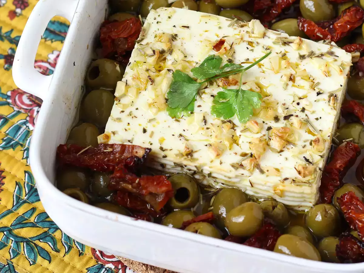 Pieczona feta z suszonymi pomidorami i oliwkami w stylu śródziemnomorskim - zdjęcie 2