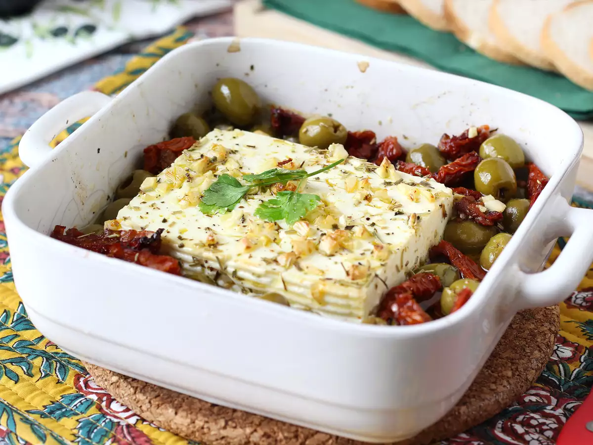 Pieczona feta z suszonymi pomidorami i oliwkami w stylu śródziemnomorskim - zdjęcie 4