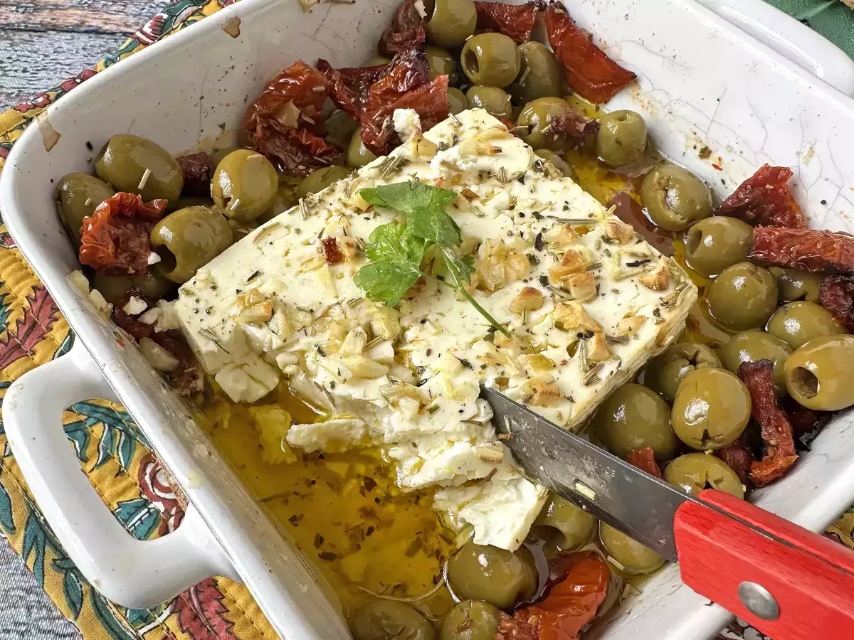 Pieczona feta z suszonymi pomidorami i oliwkami w stylu śródziemnomorskim - zdjęcie 5