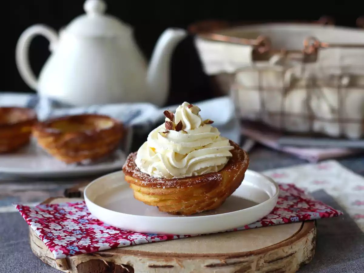 Pieczone churros w kształcie miseczek z obfitą polewą