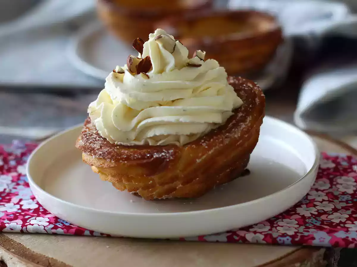 Pieczone churros w kształcie miseczek z obfitą polewą - zdjęcie 3