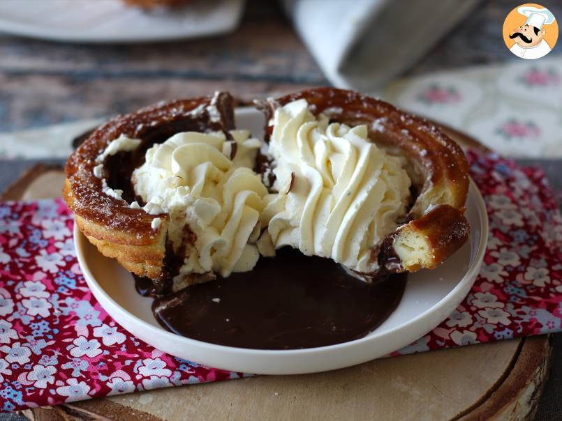 Pieczone churros w kształcie miseczek z obfitą polewą - zdjęcie 5