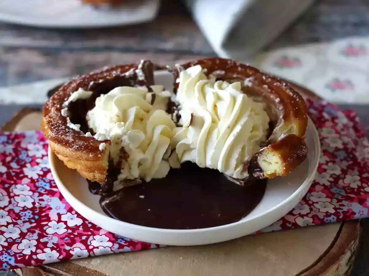 Pieczone churros w kształcie miseczek z obfitą polewą - zdjęcie 5