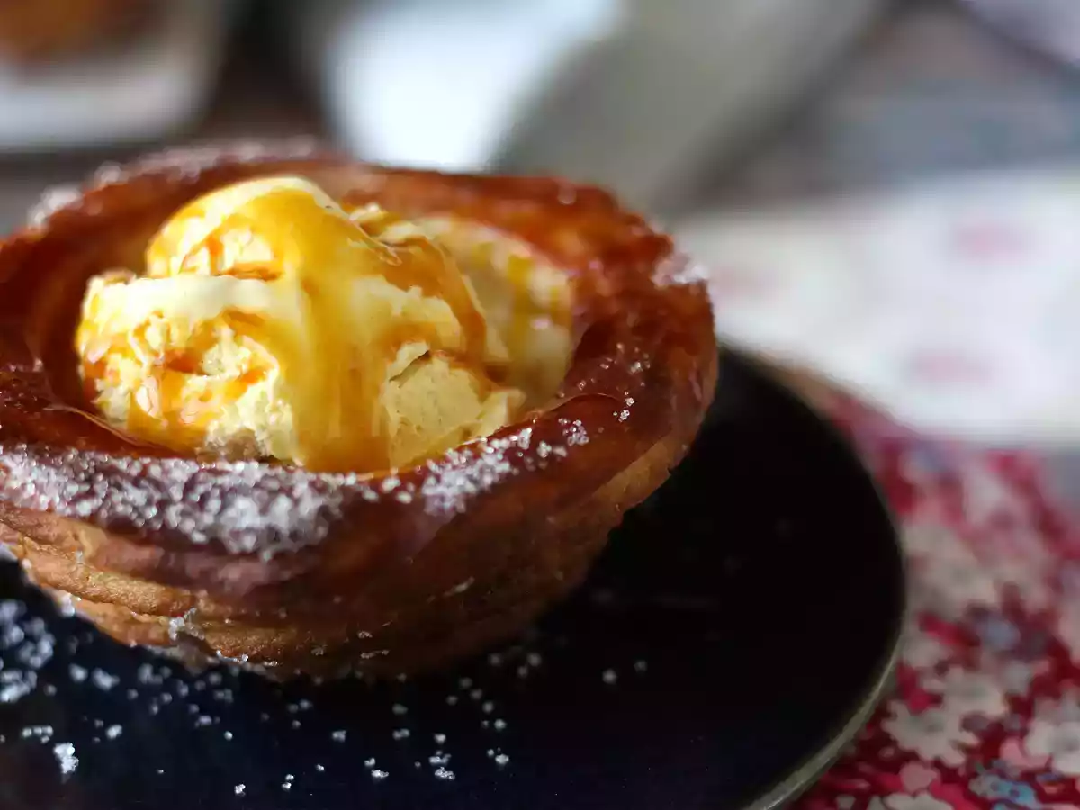 Pieczone churros w kształcie miseczek z obfitą polewą - zdjęcie 6