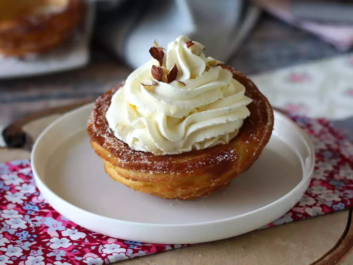 Pieczone churros w kształcie miseczek z obfitą polewą - zdjęcie 9