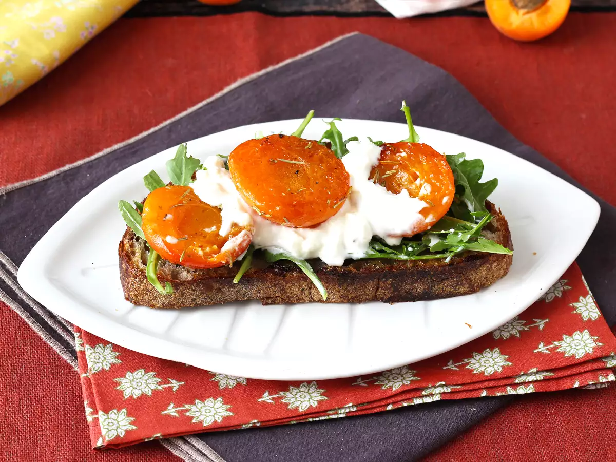 Pieczone morele, rukola i burrata na grzance - zdjęcie 3