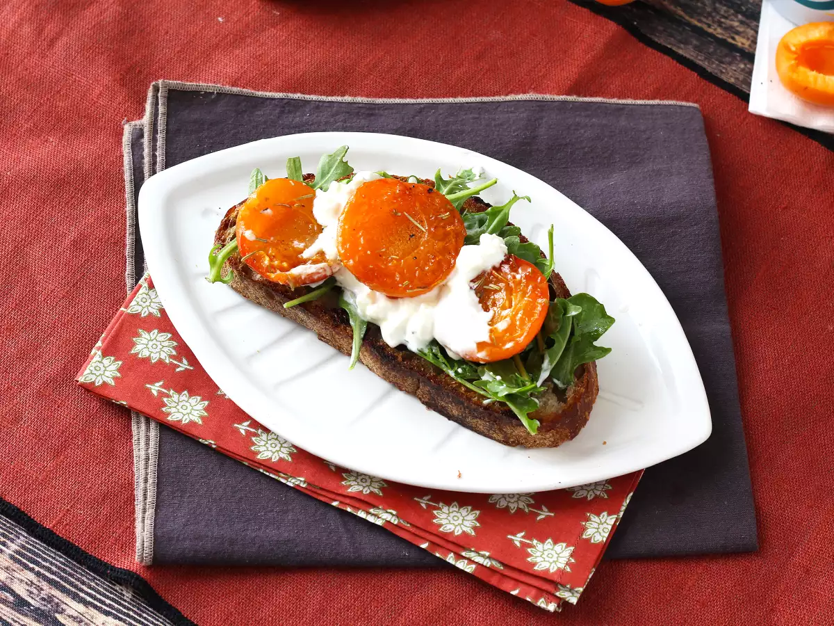 Pieczone morele, rukola i burrata na grzance - zdjęcie 4