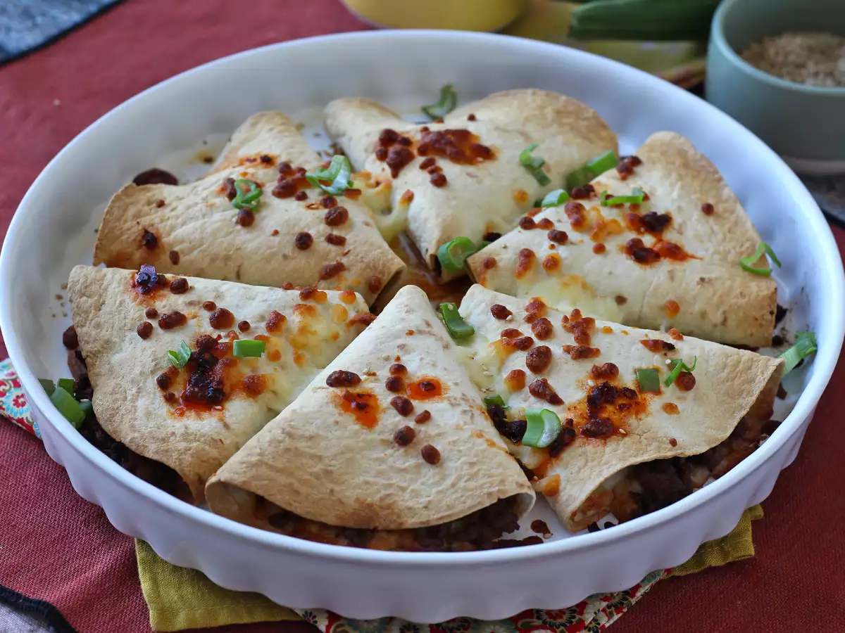Pieczone quesadillas z tortilli z pikantnym farszem wołowym - zdjęcie 2