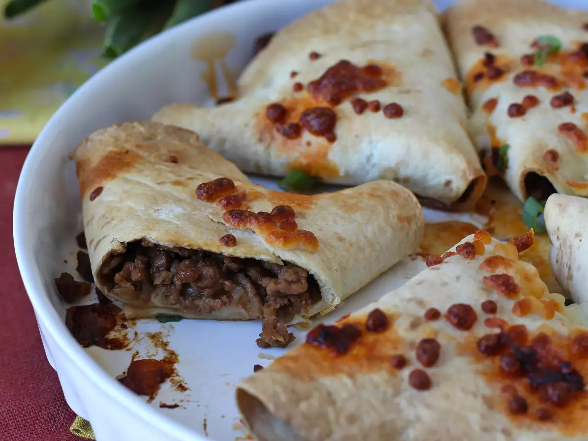 Pieczone quesadillas z tortilli z pikantnym farszem wołowym - zdjęcie 3