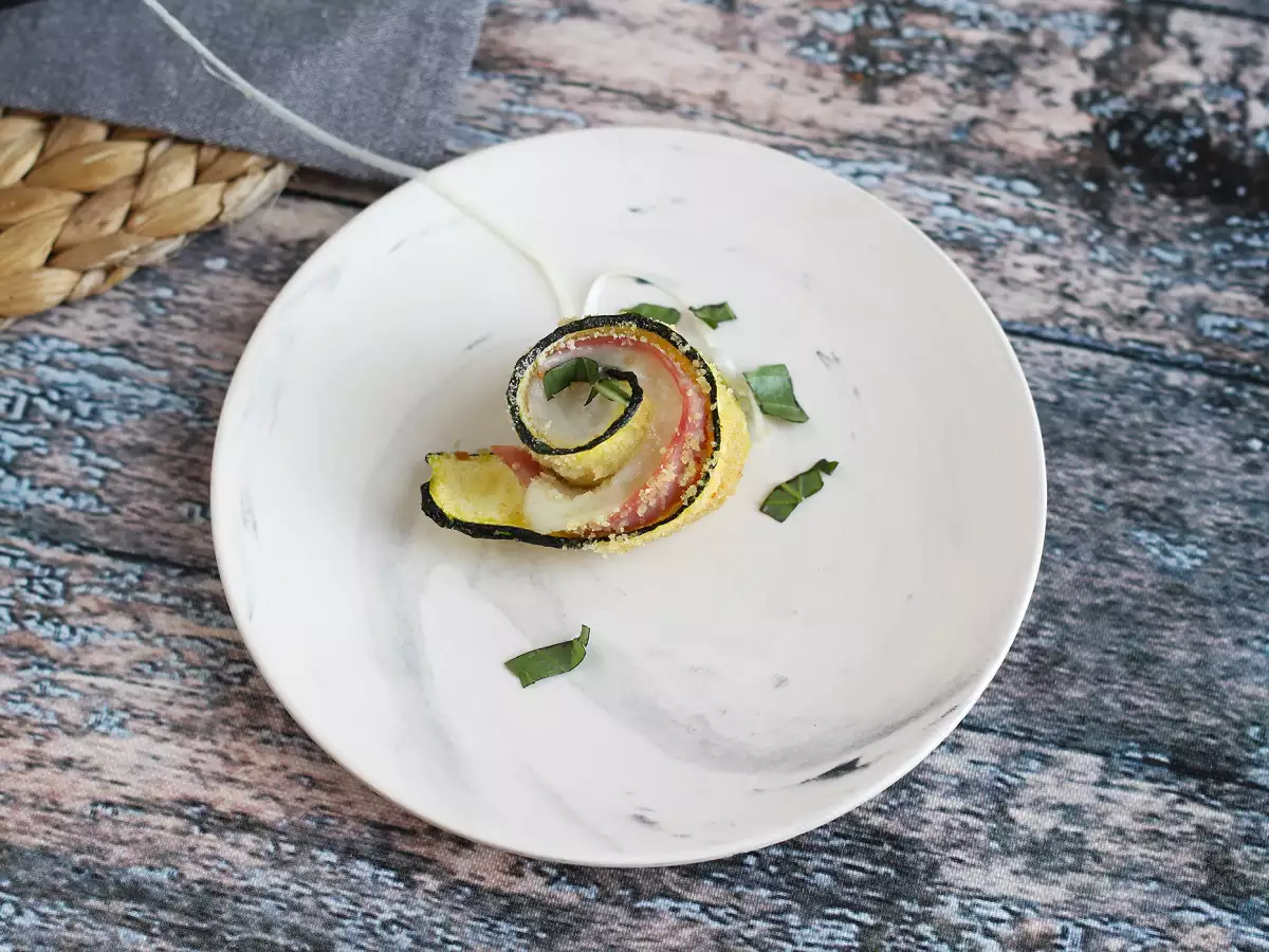 Pieczone roladki z cukinii z szynką gotowaną i scamorzą - zdjęcie 5
