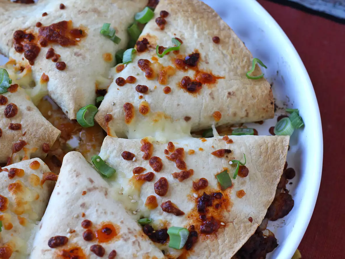 Pieczone w piekarniku tortille z quesadillas i pikantnym nadzieniem wołowym - zdjęcie 5