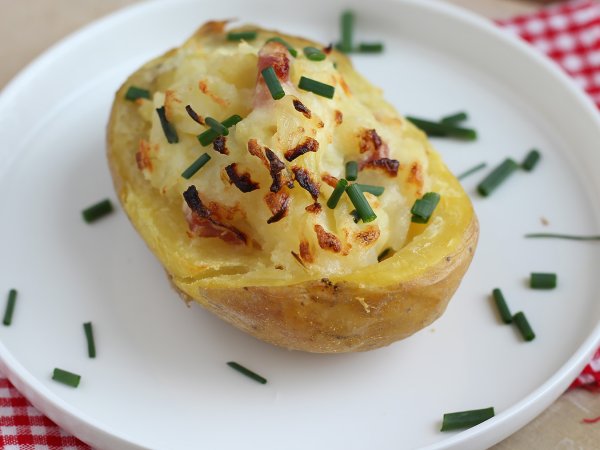 Pieczone ziemniaki nadziewane boczkiem i serem - zdjęcie 4