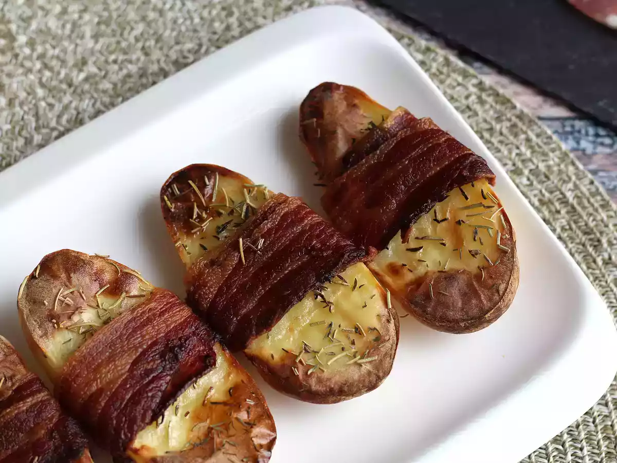 Pieczone ziemniaki owinięte wędzonym boczkiem