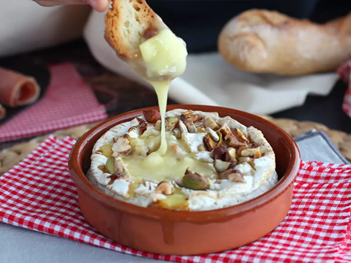 Pieczony camembert z miodem i orzechami
