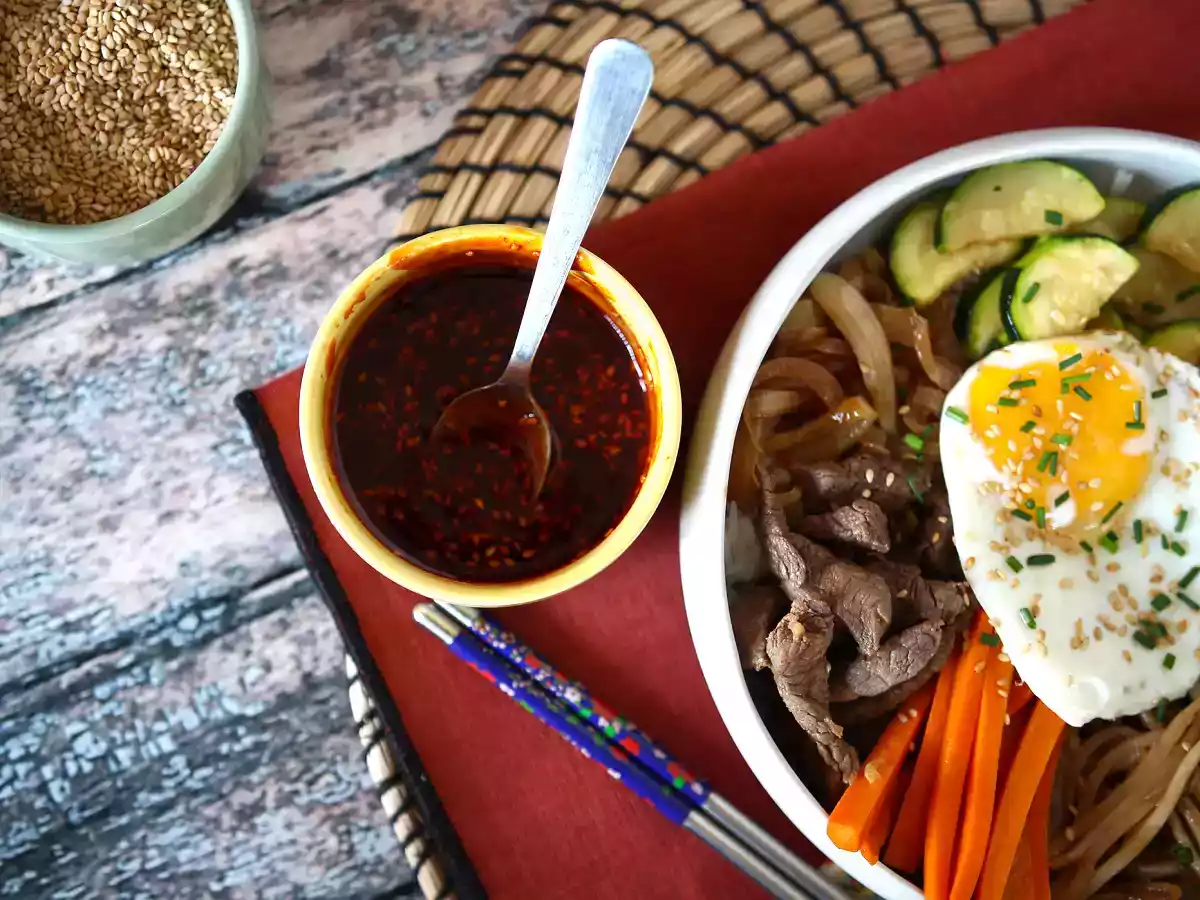 Pikantny koreański sos gochujang do Bibimbap