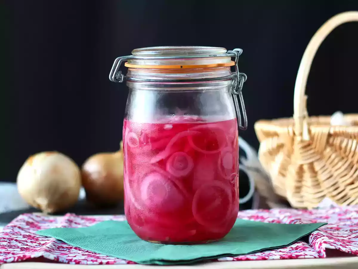 Pikle z czerwonej cebuli, idealne do wzbogacenia dań!
